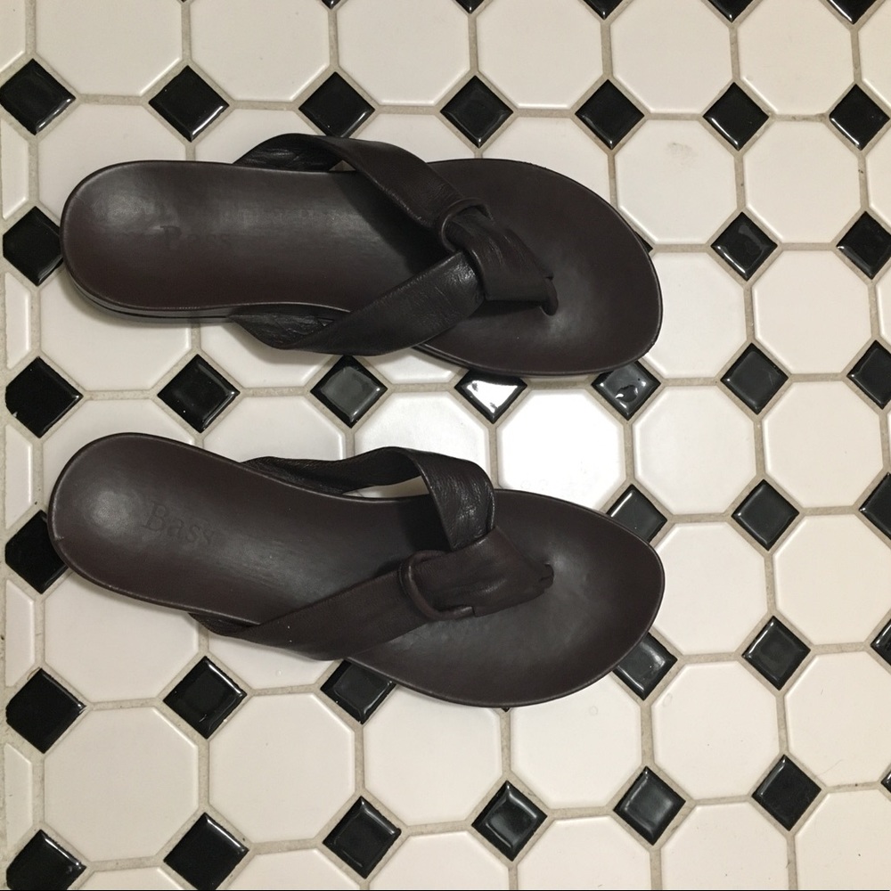 Bass leather flip-flops size 6